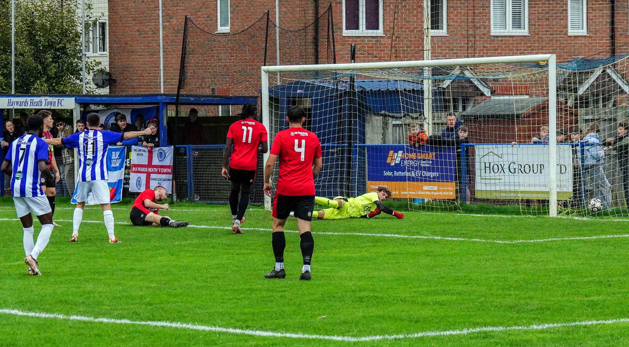 Picture Gallery – Haywards Heath vs Saltdean Utd